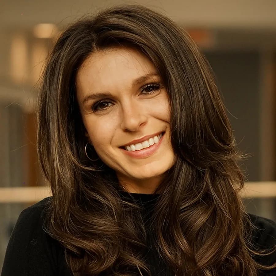 Alice Livadaru, souriante, en portrait.